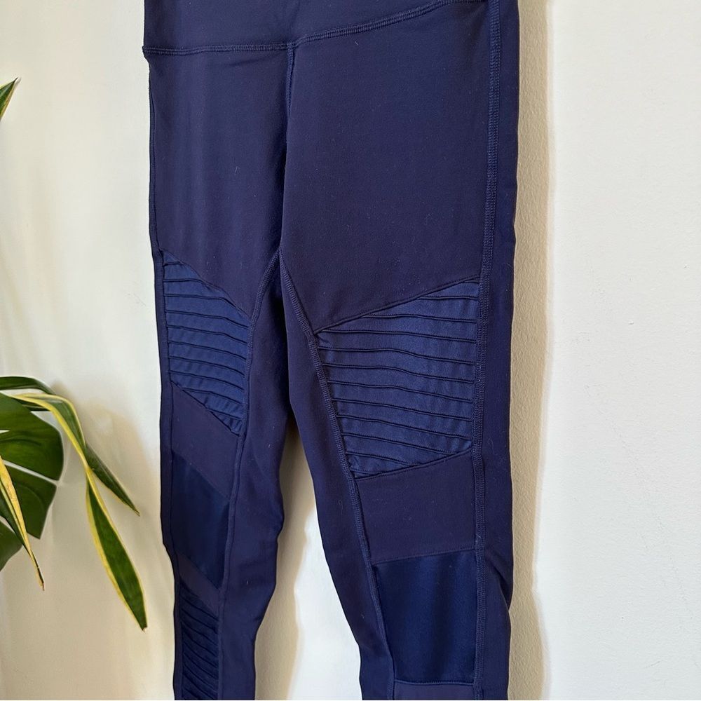 Alo Yoga Motto Leggings in Rich Navy /Rich Navy Glossy - Picture 6 of 7